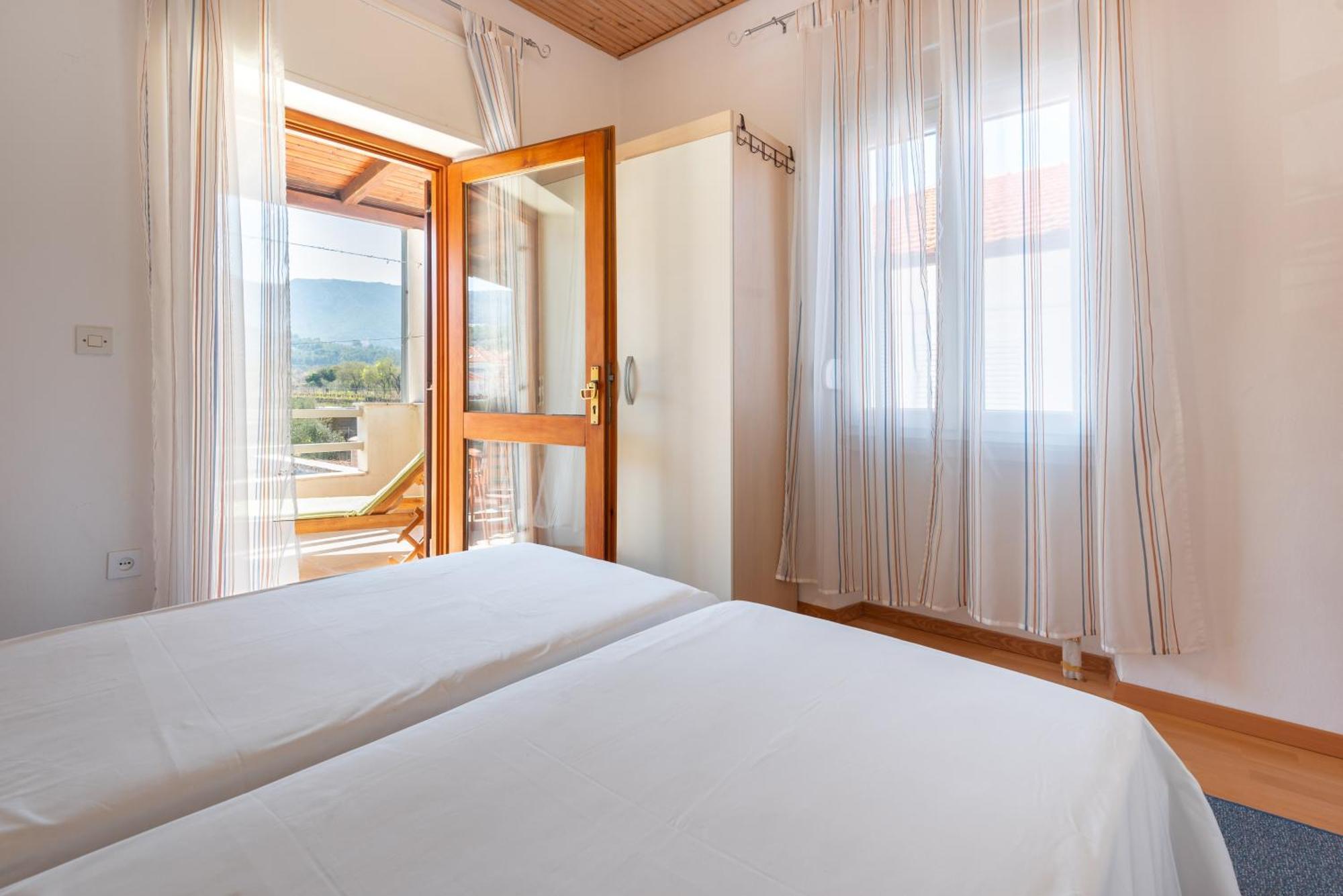 Apartments By The Sea Jelsa, Hvar - 11319 イェルサ 部屋 写真